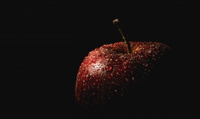 яблоко на черном фоне капли крупный план