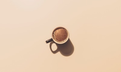 чашка кофе минимализм бежевый фон