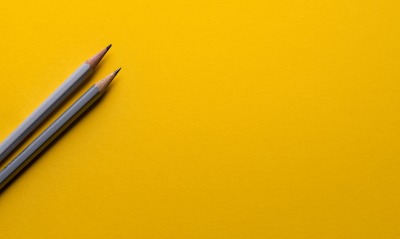 карандаши желтый фон минимализм