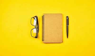 минимализм блокнот очки ручка желтый фон
