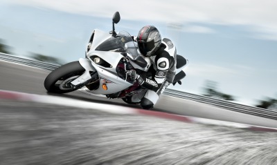 Yamaha мотоцилы на вираже