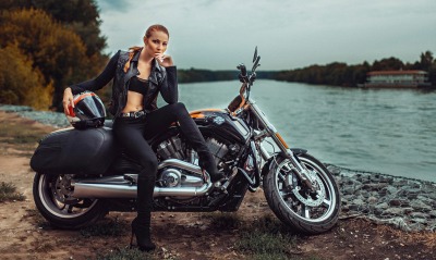 девушка мотоцикл река