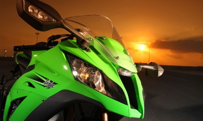 мотоцикл кавасаки зеленый фара закат