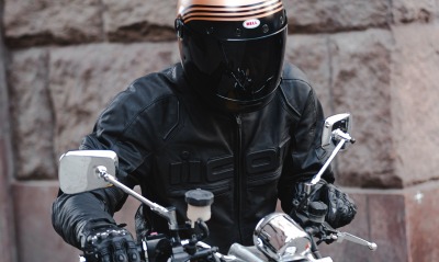 мотоциклист шлем костюм