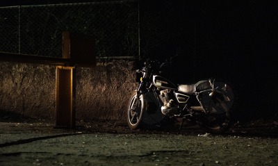 мотоцикл ночь шлагбаум забор