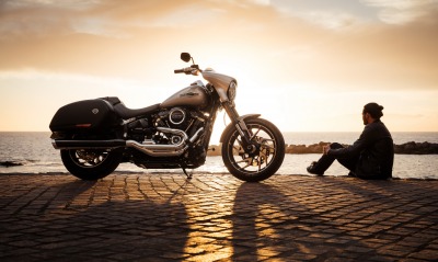 мотоцикл на берегу брусчатка