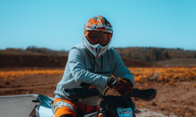 мотоциклист мотокросс шлем