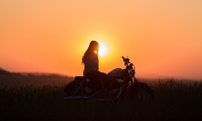 девушка мотоцикл закат поле