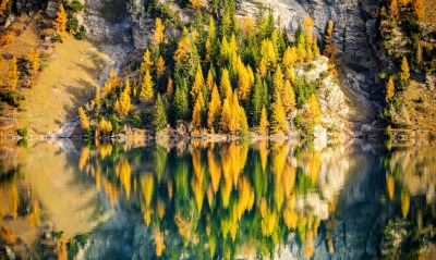 отражение водоем скала осень деревья