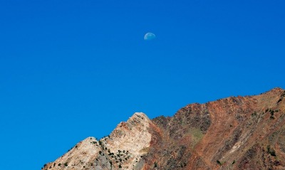 Луна на фоне гор