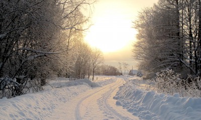 Дорога в снегу в деревню