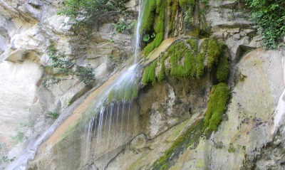 Маленький водопад на скале