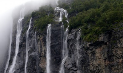 Водопады на скале