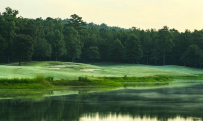Озеро возле поля для гольфа