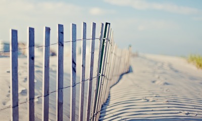 Забор на песке