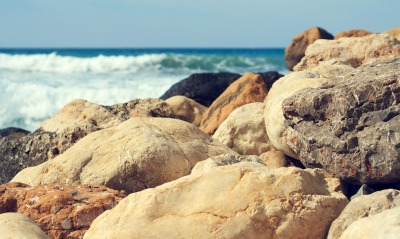 Камни у моря