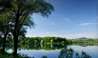 Синее озеро, небо, зелень, деревья