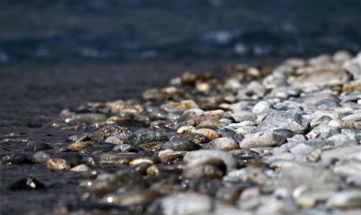 Камушки на берегу