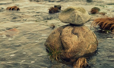 Камни в реке
