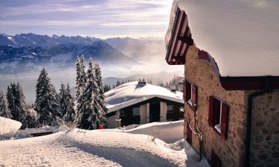 Дома в горах под снегом