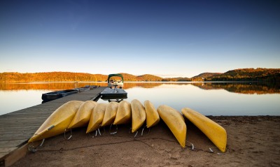 Лодки на берегу озера