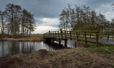 деревянный мост над речкой