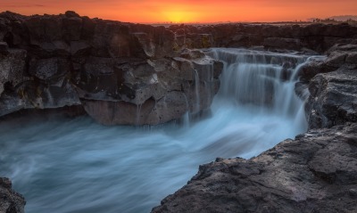 водопад скалы закат камни