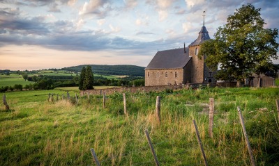 поле, церквушка