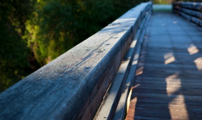 мост перила солнечный свет брус доски деревянный