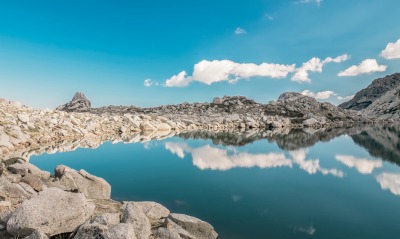 озеро камни коса ясное небо облако отражение