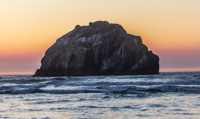 скала камень море прибой волны на закате