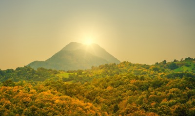 вулкан лес гора холмы осень рассвет