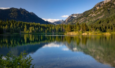 озеро горы водоем лес