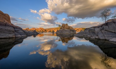 озеро камни скалы отражение облака