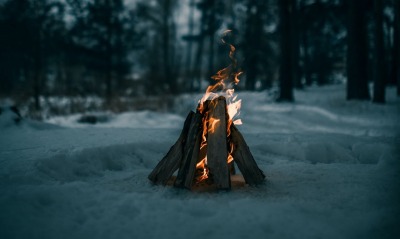 костер на снегу в лесу зима