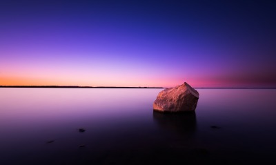 камень озеро на закате сумерки