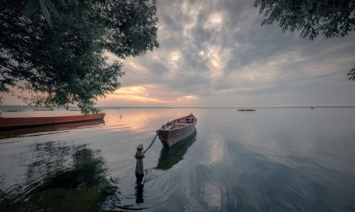озеро на рассвете тучи лодка штиль