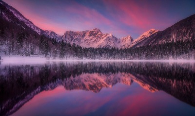 горы зима снег озеро отражение на закате