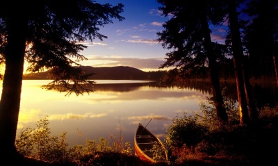 озеро лодка деревья берег