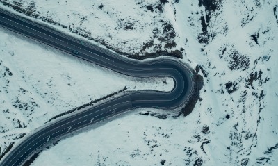 серпантин дорога вид с высоты снег спуск