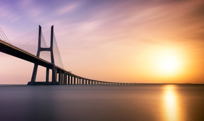 мост закат море