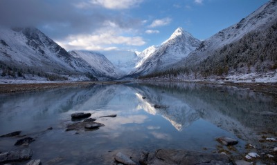 озеро горы снег камни