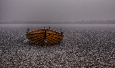 лодка озеро дождь капли