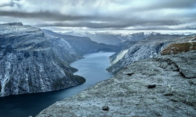горы ущелье река облака пасмурно