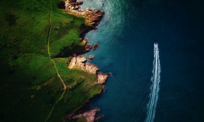 побережье утес катер море скалы