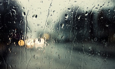 капли дождя на стекле