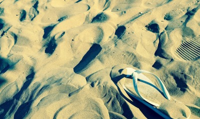 шлепанцы на песке
