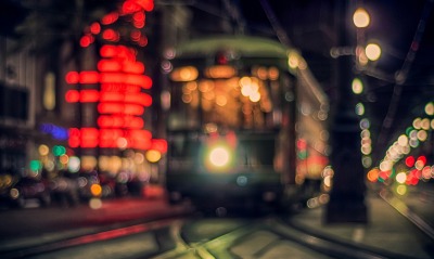 трамвай в абстрактных фонарях