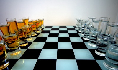 Шахматы рюмками