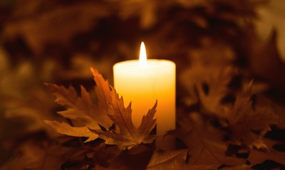 свеча, кленовые листья